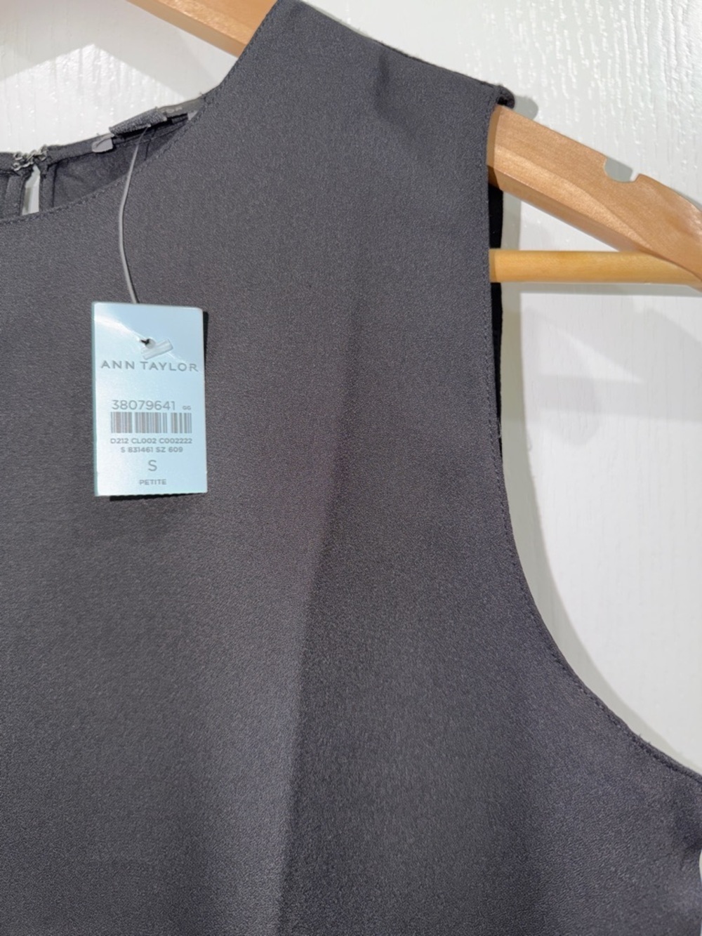 Ann Taylor Black Sleeveless Crewneck blouse size small petite NWT - Picture 2 of 5